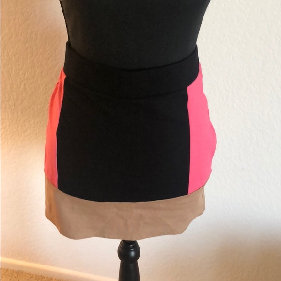 Color block - Picture 1 of 1